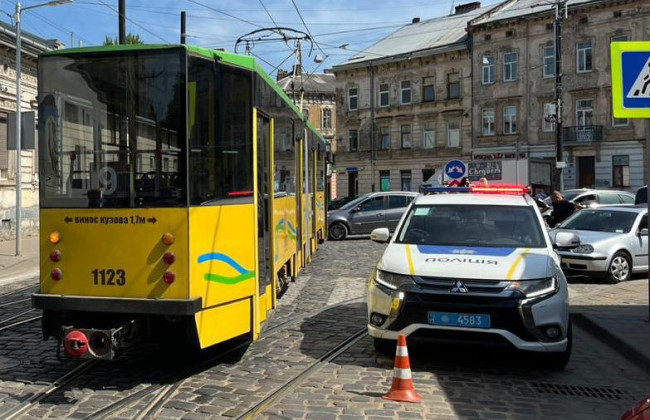 Во Львове трамвай наехал на бабушку на пешеходном переходе