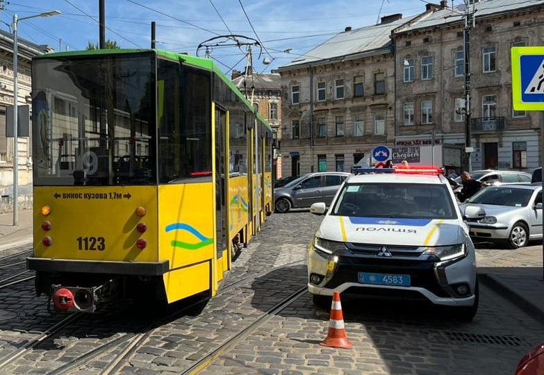 Во Львове трамвай наехал на бабушку на пешеходном переходе