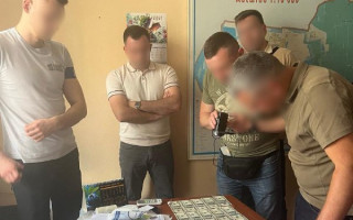 Інженера КП «ШЕУ Деснянського району» спіймали на хабарі у $2000 за оренду