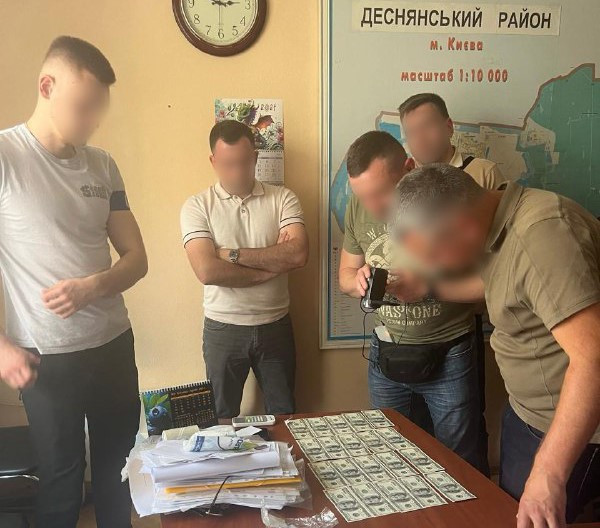 Инженера КП «ДЭУ Деснянского района» поймали на взятке в $2000 за аренду