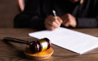 Вимагав у водія платити щомісячно за невтручання в його діяльність: суд виправдав чоловіка за відсутністю доказів його вини