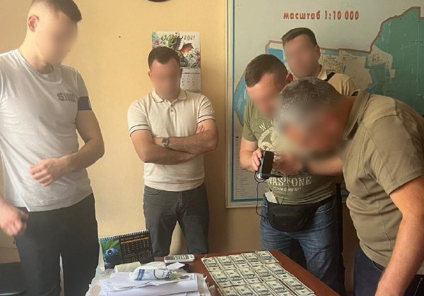 Инженера КП «ДЭУ Деснянского района» поймали на взятке в $2000 за аренду