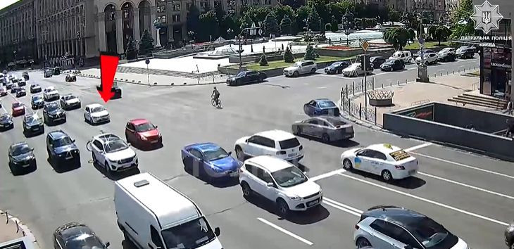 В Киеве на Крещатике произошло тройное ДТП: видео