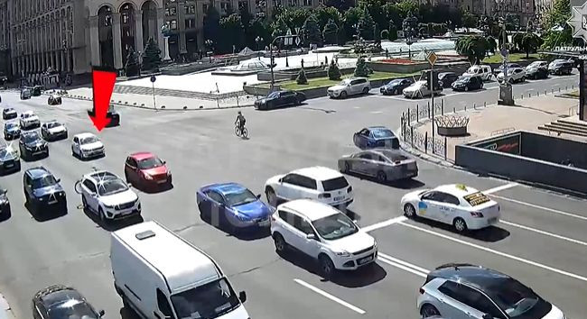 В Киеве на Крещатике произошло тройное ДТП: видео
