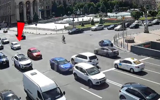 У Києві на Хрещатику сталася потрійна ДТП: відео