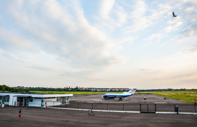 Земли аэропорта «Ужгород» отдали в частную собственность: прокуратура через суд требует вернуть их общине