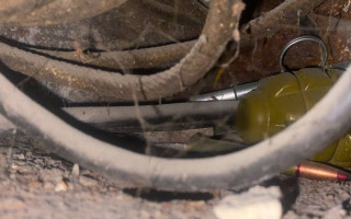 У Києві в електрощитовій під час ремонту виявили гранату та набої