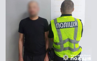 У Києві затримали чоловіка, який біля дитячого майданчику ледь не зарізав незнайомця
