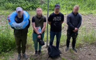 На Закарпатті четверо чоловіків з двома дитячими надувними кругами за 16 тисяч доларів планували переплисти Тису, фото