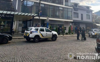 В Ужгороде мужчина угрожал «взрывчаткой» в помещении банка: подробности и видео