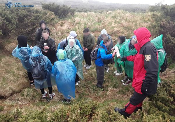 В Карпатах заблудилась группа туристов из 12 школьников и одного взрослого