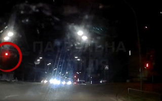 «Пролетел» перекресток на красный сигнал светофора: в Киеве наказали водителя Porsche, видео