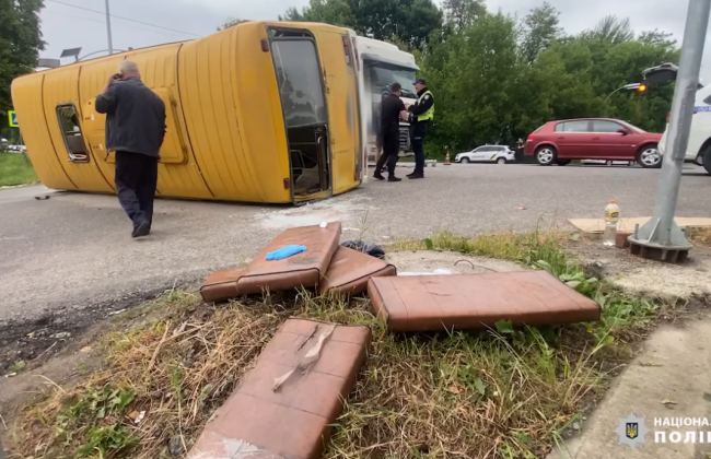 В Винницкой области в результате ДТП перевернулся автобус с пассажирами
