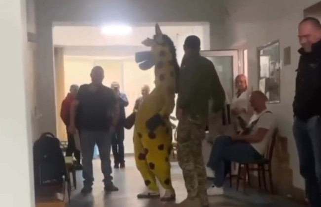 Во Львовский ТЦК мобилизовали жирафа, видео