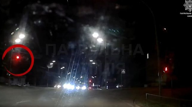 «Пролетел» перекресток на красный сигнал светофора: в Киеве наказали водителя Porsche, видео