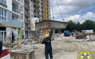 Трагедія у Києві: молодий машиніст помер у будівельному крані, фото