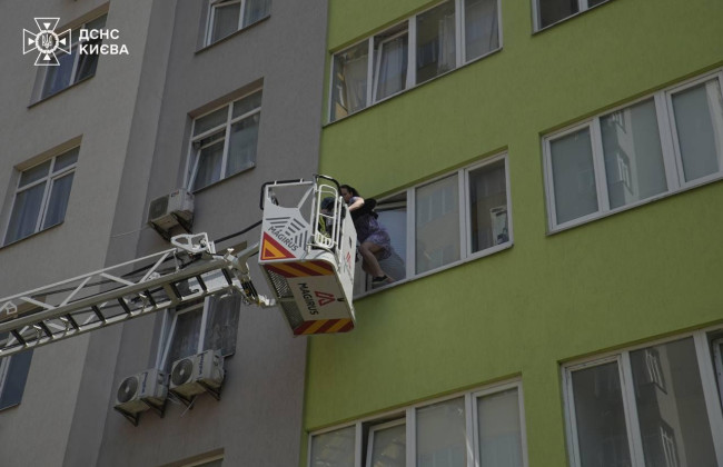 Пожар в 16-этажном доме Киева: эвакуированы три ребенка и восемь взрослых