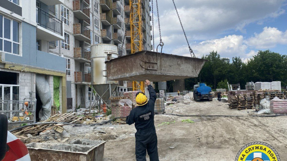 Трагедия в Киеве: молодой машинист умер в строительном кране, фото