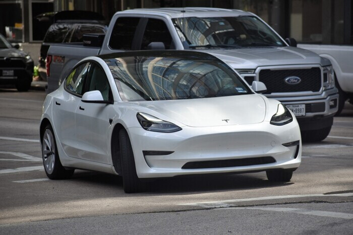 Tesla відкличе понад 125 тисяч електромобілів: є проблеми з безпекою