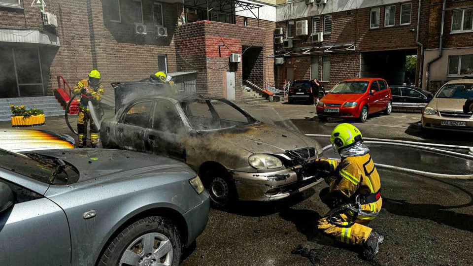 В Киеве загорелся припаркованный автомобиль во дворе многоквартирного дома, фото