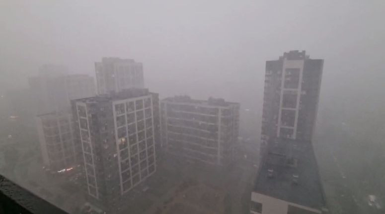 Град, дождь и шквальный ветер: мощная непогода накрыла Киев, видео