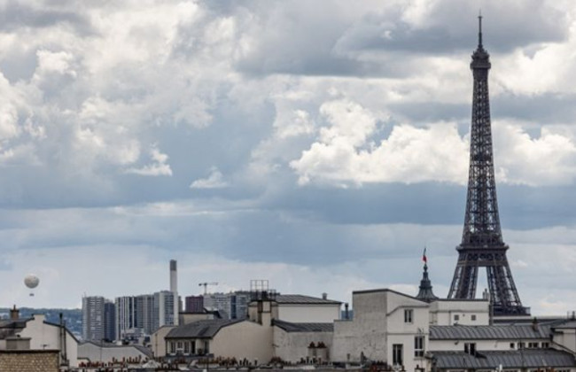 Возле Эйфелевой башни устроили провокацию: оставили гробы с надписью «Французские солдаты в Украине»