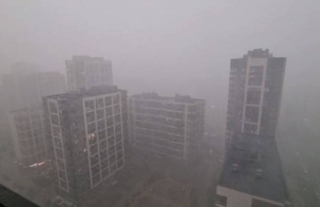 Град, дощ та шквальний вітер: потужна негода накрила Київ, відео