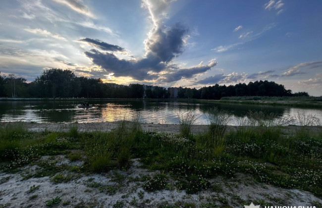 На Киевщине на водоеме ищут молодого парня