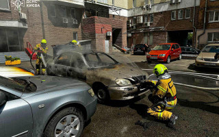 У Києві спалахнула припаркована автівка у дворі багатоквартирного будинку, фото