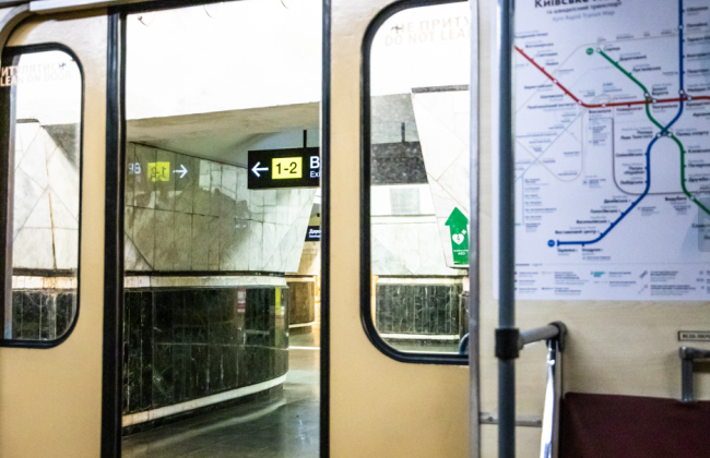 На станции метро «Вокзальная» в Киеве на капитальный ремонт отправляется эскалатор