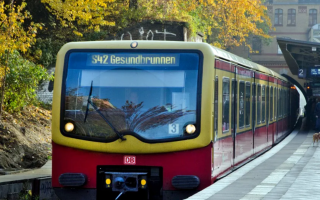 У Німеччині через зсув ґрунту зійшов із рейок пасажирський потяг