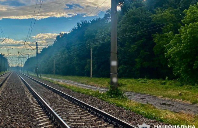 На Киевщине под колесами пассажирского поезда погибла 13-летняя девочка
