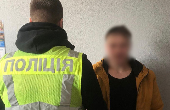 В Киеве разоблачили серийного похитителя автозеркал