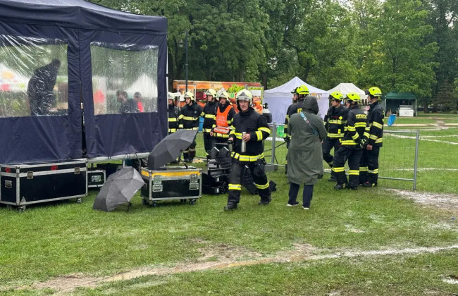 В Чехии молния попала по месту празднования Дня защиты детей: десятки пострадавших