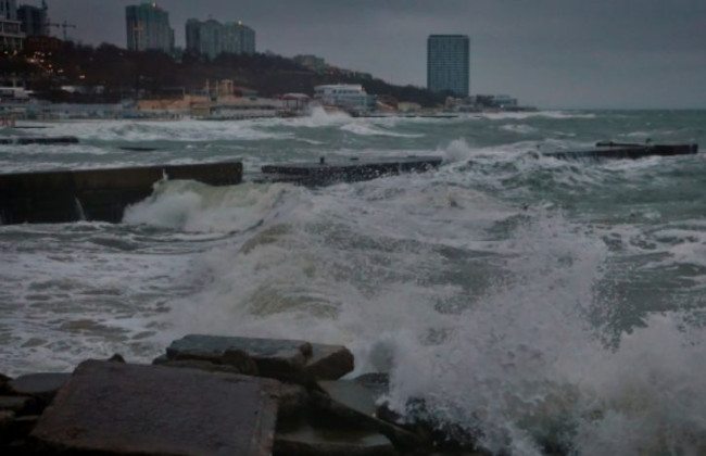 Волной смыло в море во время фотографирования на пирсе: в Одессе погибла 20-летняя полицейская