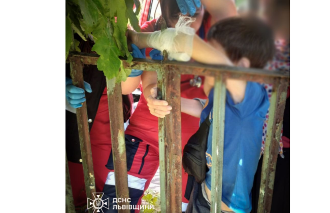 На Львовщине мальчик пробил руку металлическим забором во время игры