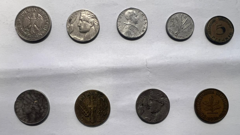 Українець намагався вивезти за кордон колекцію монет, карбованих у середині минулого століття, фото