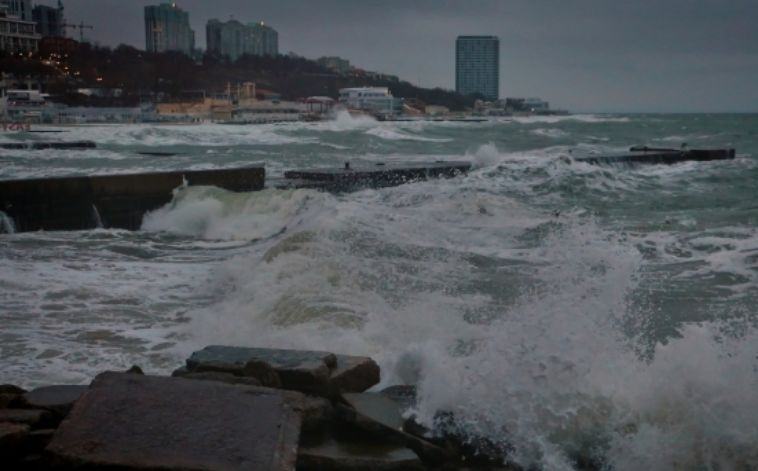 Хвилею змило в море під час фотографування на пірсі: в Одесі загинула 20-річна поліцейська