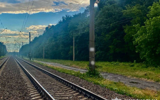 На Київщині під колесами пасажирського потяга загинула 13-річна дівчинка