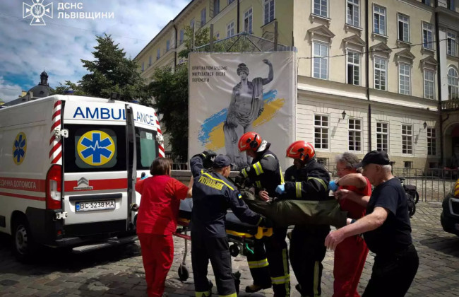 Во Львове спасателям пришлось вытаскивать мужчину из фонтана