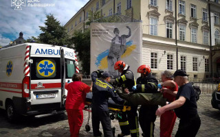 Во Львове спасателям пришлось вытаскивать мужчину из фонтана