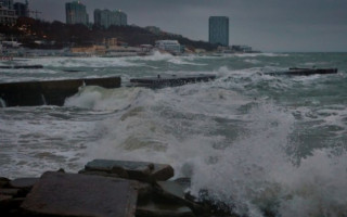 Волной смыло в море во время фотографирования на пирсе: в Одессе погибла 20-летняя полицейская