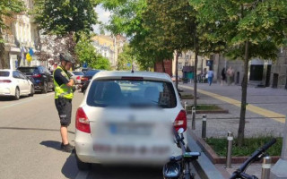 Оставили авто на велополосе: в Киеве наказали ряд «героев парковки», фото
