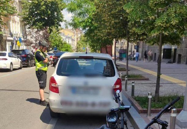 Оставили авто на велополосе: в Киеве наказали ряд «героев парковки», фото