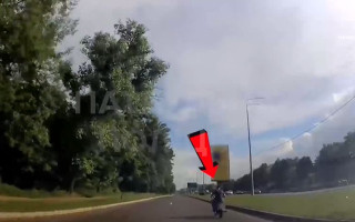 В Киеве пьяный мотоциклист устроил гонки с полицией, видео