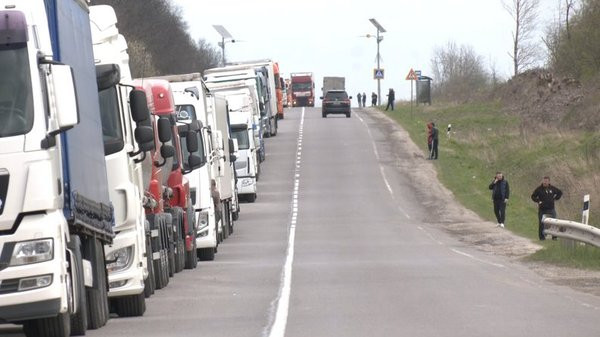 Поляки заблокировали движение грузовиков через пункт пропуска «Рава-Руськая»