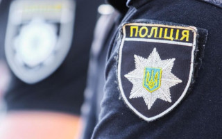 В Херсоне женщина укусила за руку полицейского, который вместе с ТЦК пытался проверить документы ее сына