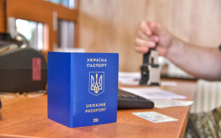 Перевозчики подтверждают, что за границу не выпускают мужчин, имеющих вид на жительство в другой стране, видео