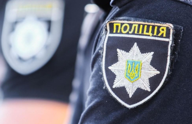 В Херсоне женщина укусила за руку полицейского, который вместе с ТЦК пытался проверить документы ее сына