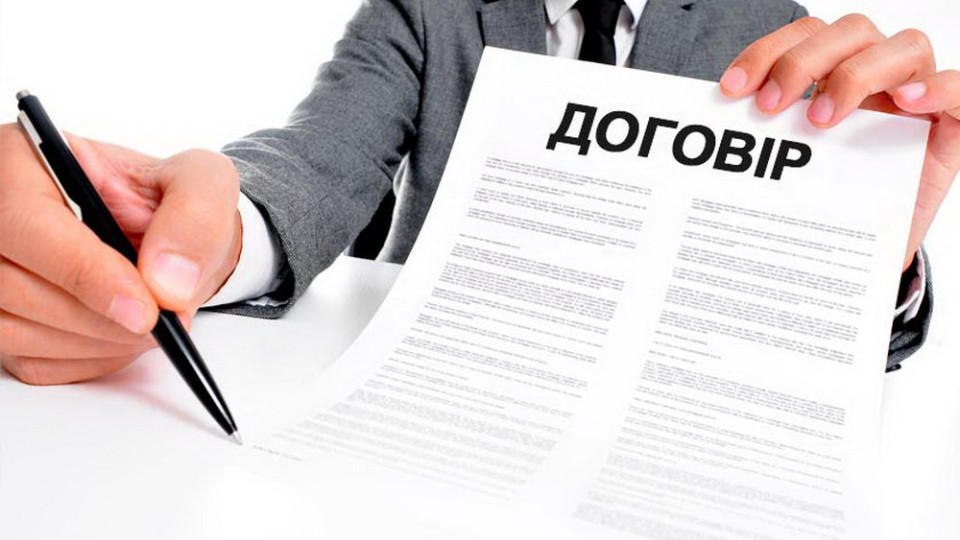 Какой должна быть форма трудового договора в условиях военного положения: разъяснение